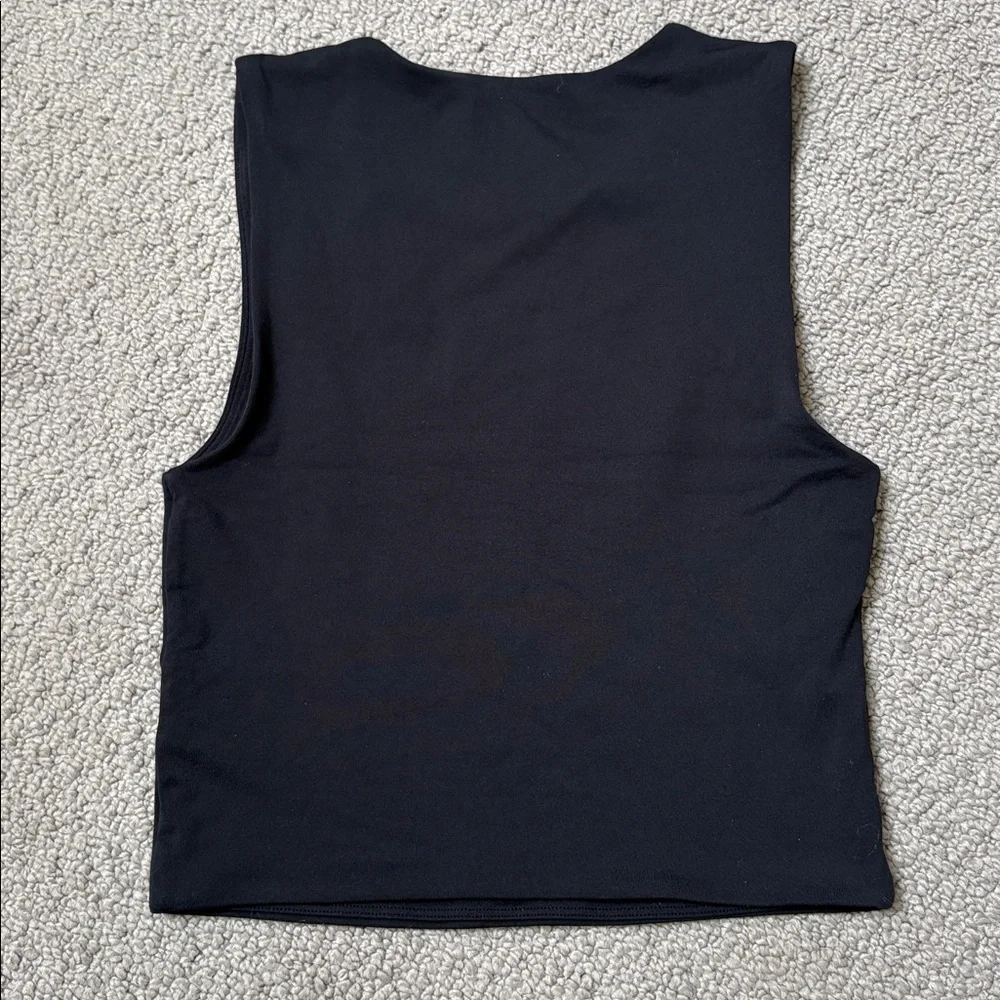 Aritzia contour Set of Black + White Sleeveless Tank Tops - Picture 4 of 9